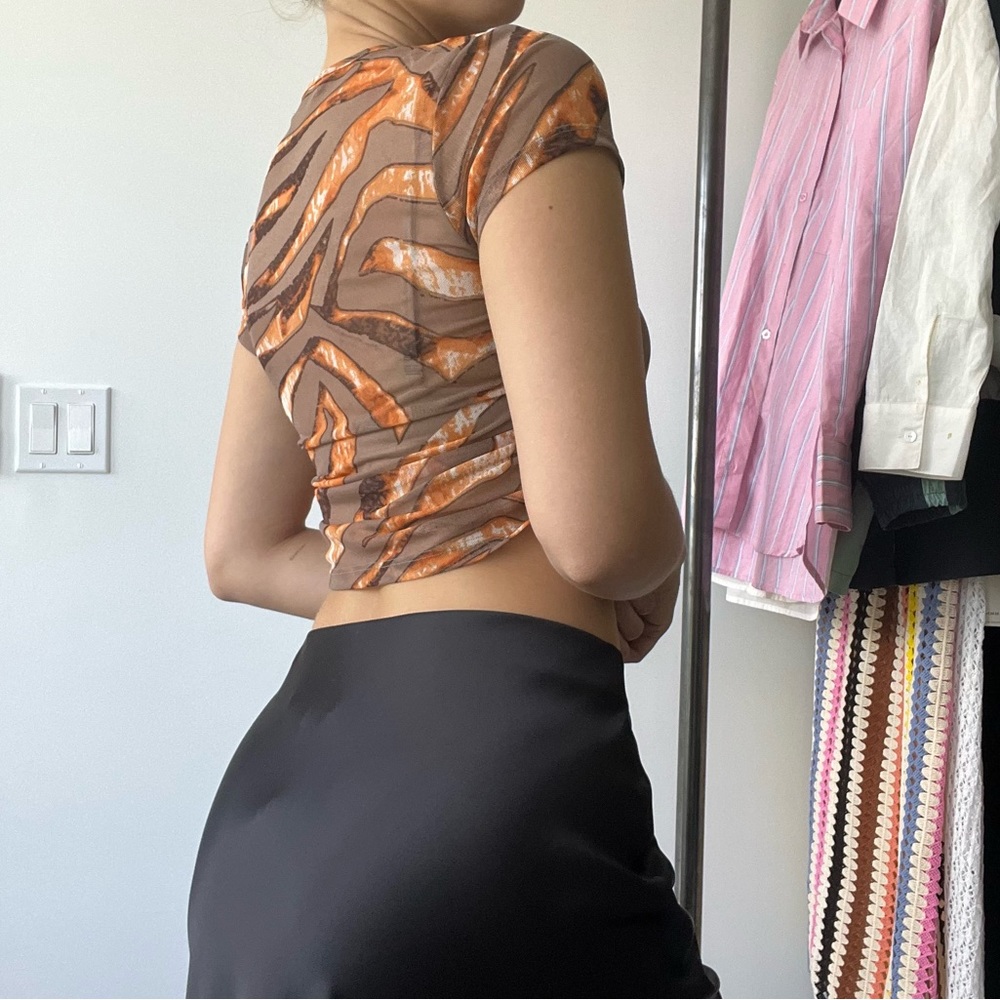 Stainless Mesh Patterned Crop Top - Picture 2 of 5